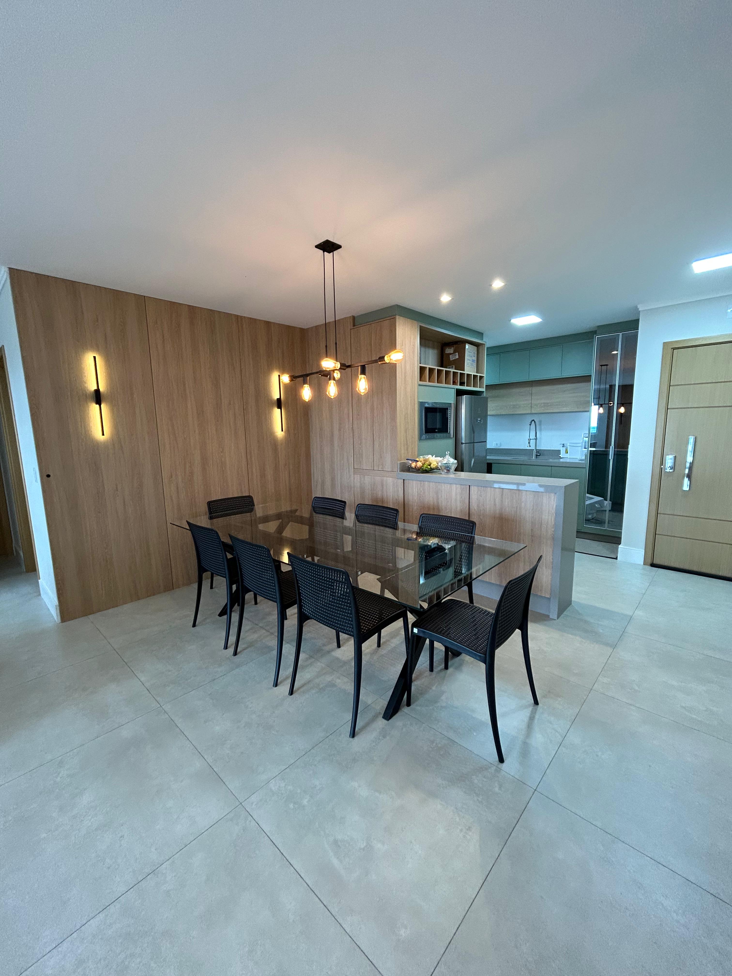 Mesa de jantar com 8 cadeiras